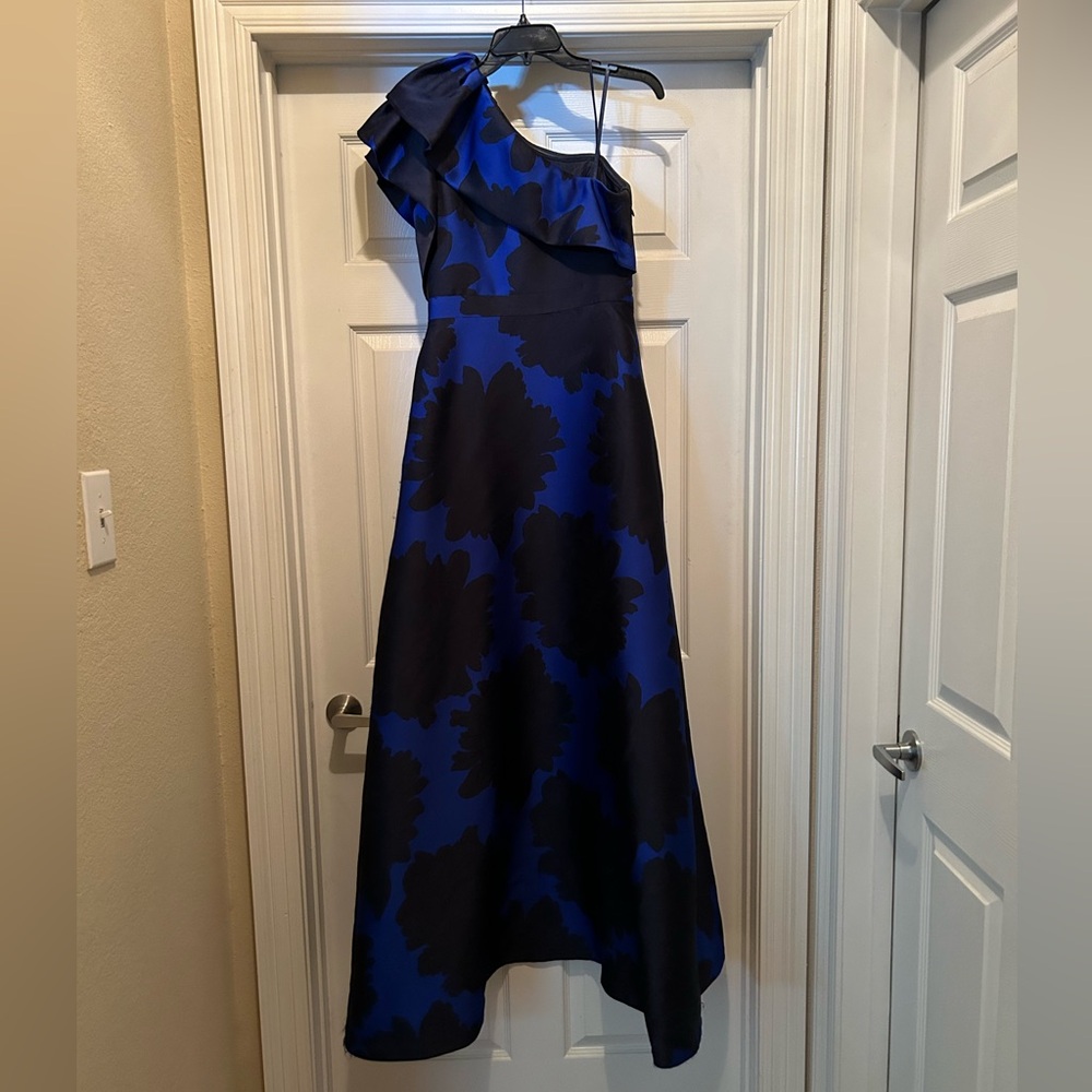 Beautiful Adrianna Papell gown worn once. Size 6. Has pockets!  Smoke free home
